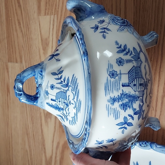 ~Destroyed~ Vintage Beautiful Soup Tureen - Picture 3 of 7